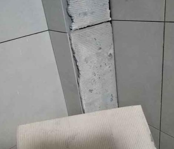 千山瓷砖空鼓维修公司分享下厨房瓷砖脱落的补救措施。